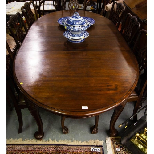 194 - OVAL MAHOGANY DINING TABLE WITH 2 EXTRA LEAVES 165 X 124 CM - 38CM EACH LEAF