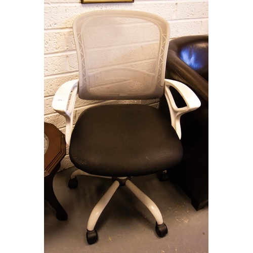 524 - WHITE REVOLVING OFFICE CHAIR