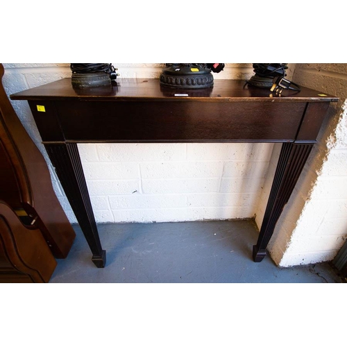 532 - MAHOGANY RECTANGULAR CONSOLE TABLE WITH TAPERED LEG