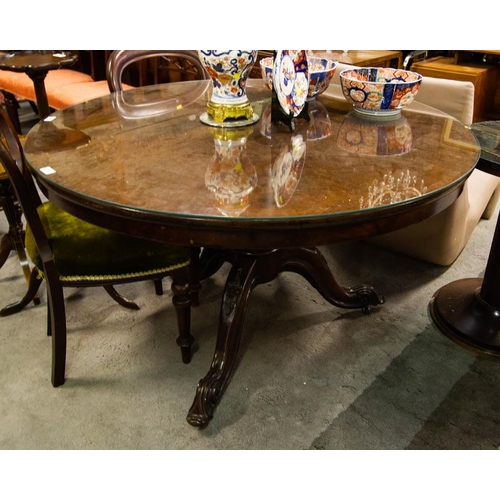 182 - VICTORIAN MAHOGANY ROUND BREAKFAST TABLE WITH GLASS TOP. 122CM DIAMETER