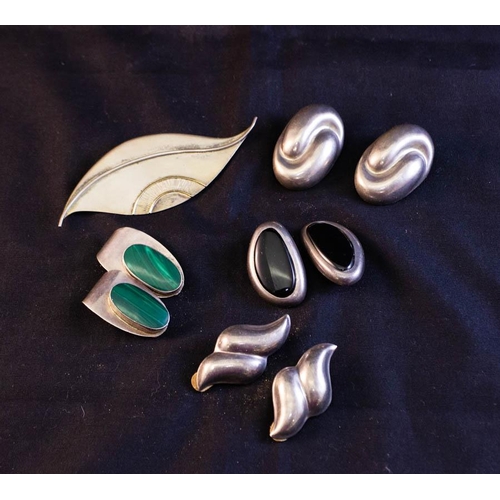 276 - 4 PAIRS OF VINTAGE CLIP ON EARRINGS + SILVER BROOCH