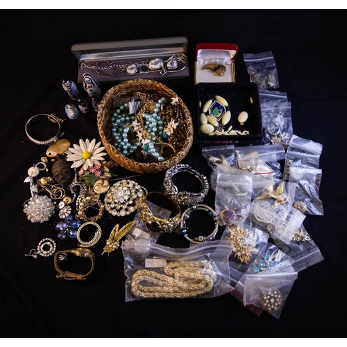 285 - LARGE QUANTITY OF COSTUME JEWELLERY