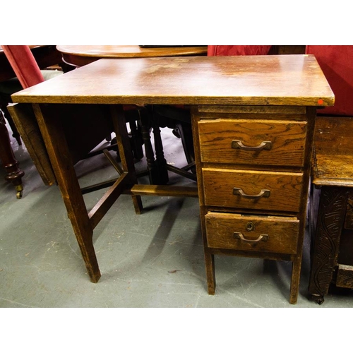 424 - NEAT OAK CHILDS DESK WITH DROP SIDE 82W X 47D X 70H CM