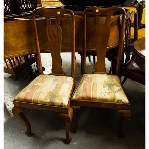 555 - 4 QUEEN ANNE OAK DINING CHAIRS