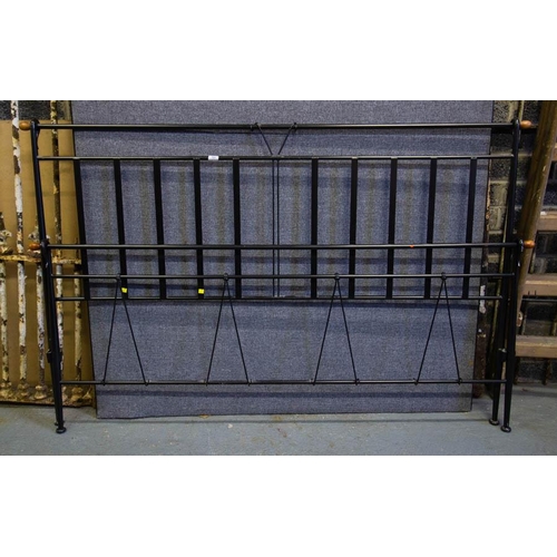 584 - 6' METAL BED ENDS + SLATS