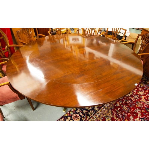 125 - CIRCULAR MAHOGANY DINING TABLE WITH EXTENDING OUTER LEAVES. 153CM DIAMETER OR 210CM WITH LEAVES