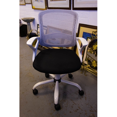 307 - MODERN WHITE OFFICE CHAIR - AF