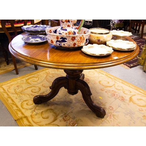 311 - VICTORIAN MAHOGANY ROUND TABLE ON POD 120W CM