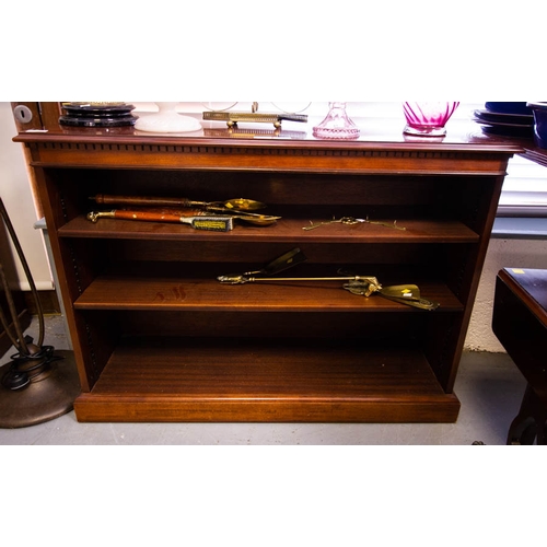 81 - NEAT MAHOGANY 3 TIER BOOKCASE WITH 2 ADJUSTABLE SHELVES.  105 CM W X 80 CM H X 30 CM DEEP