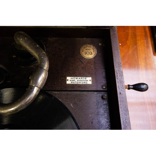 185 - OAK TABLE GRAMOPHONE AF