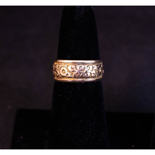 307 - 9K YELLOW GOLD BAND WITH FLOWER + SCROLL DESIGN SIZE M 5G