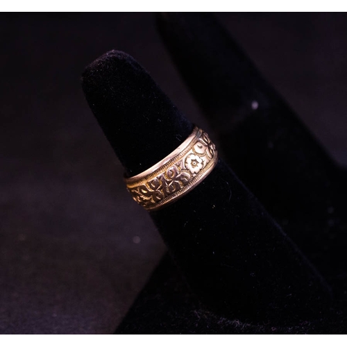 307 - 9K YELLOW GOLD BAND WITH FLOWER + SCROLL DESIGN SIZE M 5G