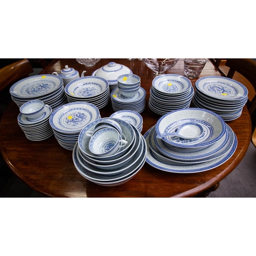 333 - LARGE SET OF BLUE AND WHITE CHINESE SERVICE. 100 ASSORTED PIECES.