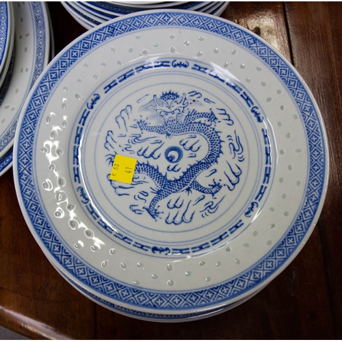 333 - LARGE SET OF BLUE AND WHITE CHINESE SERVICE. 100 ASSORTED PIECES.