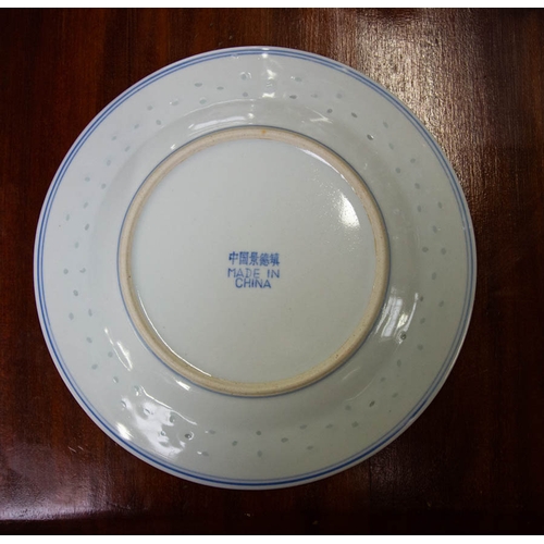 333 - LARGE SET OF BLUE AND WHITE CHINESE SERVICE. 100 ASSORTED PIECES.