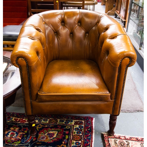 122 - 2 VINTAGE LEATHER CHESTERFIELD ARMCHAIRS - WEAR ON ARMS. 
The seat measures 70cm wide, cushion width... 