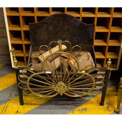 629 - ANTIQUE FIRE BASKET. FIRE FRONT 75 CM WIDE WITH BRASS GUARD