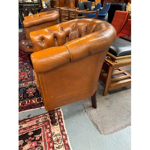 122 - 2 VINTAGE LEATHER CHESTERFIELD ARMCHAIRS - WEAR ON ARMS. 
The seat measures 70cm wide, cushion width... 