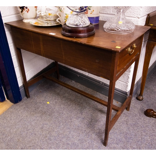 76 - GEORGIAN MAHOGANY 2 DOOR SIDE TABLE ON STRETCHER SUPPORT WITH END DRAWERS. 95 X 50 X 74