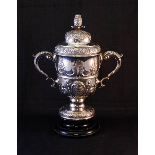 GEORGIAN IRISH SILVER LIDDED TROPHY ON TIMBER BASE BY WILLIAM THOMPSON 1680G/59OZ TOTAL HEIGHT INCLUDING BASE 38CM