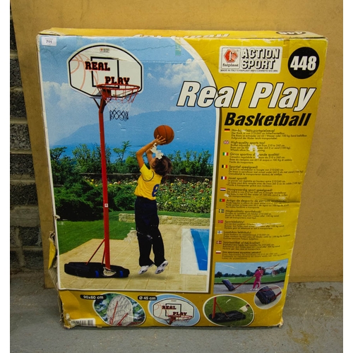 711 - CHILDS BASKETBALL HOOP