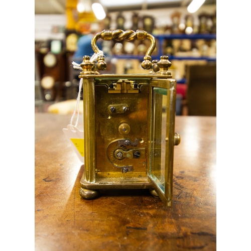 258 - MINIATURE FRENCH CARRIAGE CLOCK WITH PORCELAIN DIAL AND PLATFORM ESCAPEMENT. 19CM HIGH