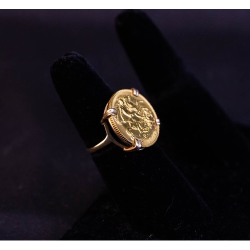 315 - 1914 GOLD HALF SOVEREIGN RING 6.3G