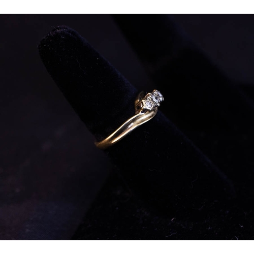 325A - 9K SIZE YELLOW GOLD RING WITH 3 DIAMOND TWIST. SIZE O