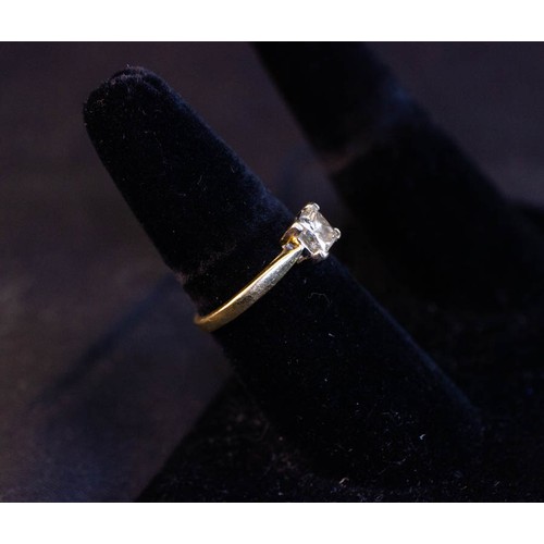 313A - 18K GOLD SOLITAIRE DIAMOND RING. PRINCESS CUT .8CT SIZE P. COLOUR J