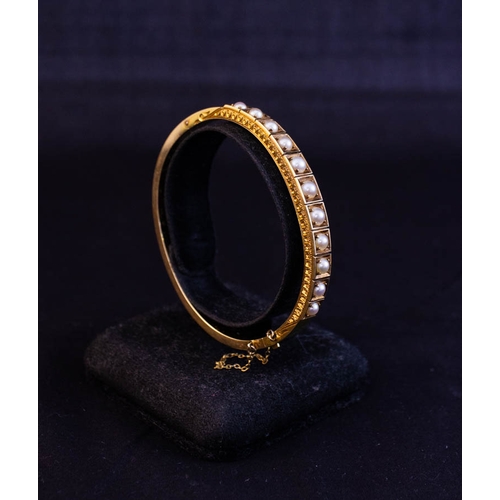 506 - 18K YELLOW GOLD BANGLE WITH CULTURED PEARLS INSET 14G