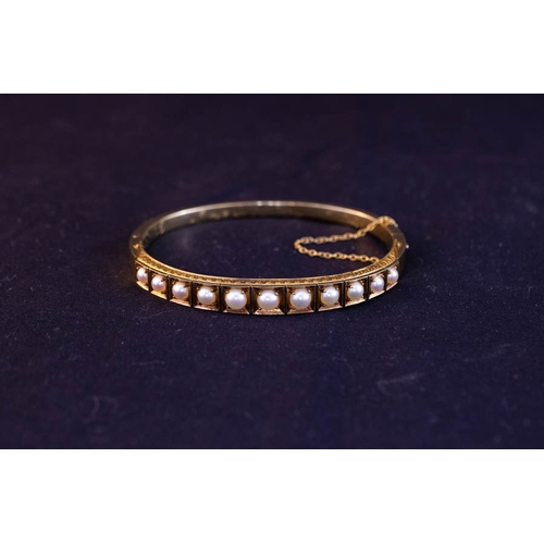 506 - 18K YELLOW GOLD BANGLE WITH CULTURED PEARLS INSET 14G