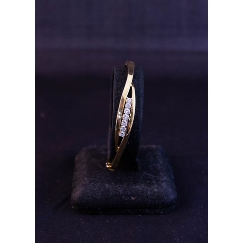 507 - 18K YELLOW GOLD + DIAMOND BANGLE INSET WITH 7 DIAMONDS - 0.7CT DIAMOND APPROX, 20G