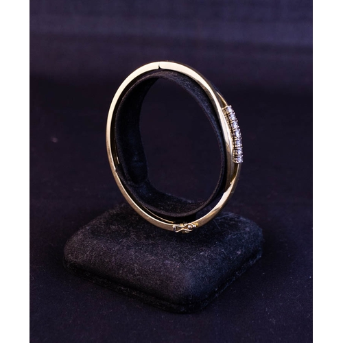 507 - 18K YELLOW GOLD + DIAMOND BANGLE INSET WITH 7 DIAMONDS - 0.7CT DIAMOND APPROX, 20G