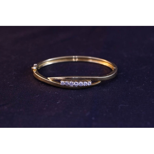 507 - 18K YELLOW GOLD + DIAMOND BANGLE INSET WITH 7 DIAMONDS - 0.7CT DIAMOND APPROX, 20G