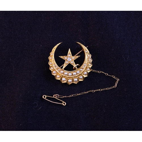 510A - 18K YELLOW GOLD CRESCENT BROOCH WITH PEARLS INSET AND DIAMOND CENTRE - 4G