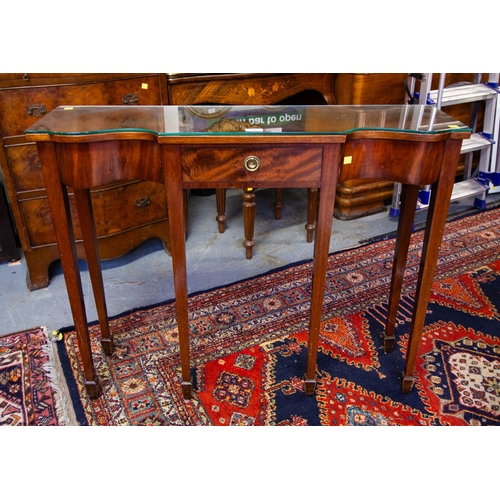 10 - NEAT SHAPED FRONT MAHOGANY SINGLE DRAWER CONSOLE TABLE WITH GLASS TOP 97 X 26 X 80H CM