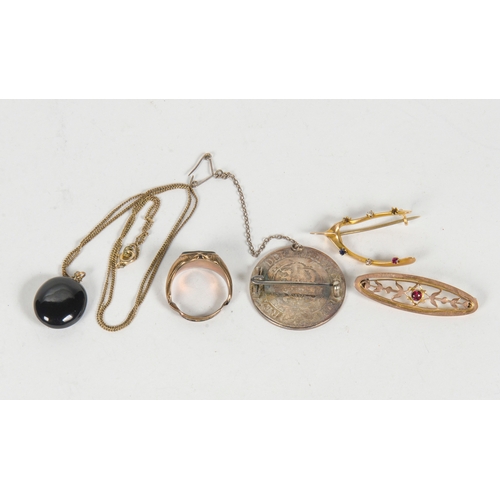 67 - Various items of Jewellery, including an enamelled brooch, cameo pendant, blood stone dress ring, et... 