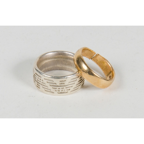 80 - A 9 Carat Gold Wedding Ring and a Giorgio Armani silver ring.
24.9 grams.
Size T.