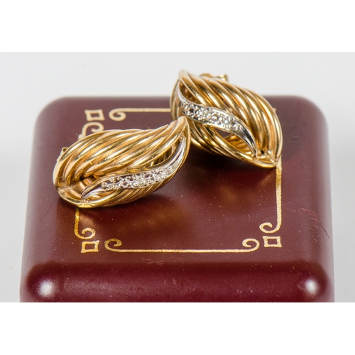 112 - A pair of 9k gold swirl patterned pierced earrings with case.
3.9 grams.