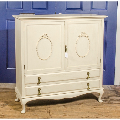 467 - A White Painted Linen Cupboard in Good Condition. 39 x 39.5 inches