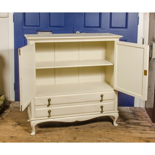 467 - A White Painted Linen Cupboard in Good Condition. 39 x 39.5 inches