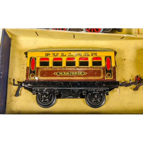 825 - A Hornby O Gauge Clockwork M1 Passenger Gift Set complete with 0-4-0 Train and Tender, 2 Pullman Coa... 