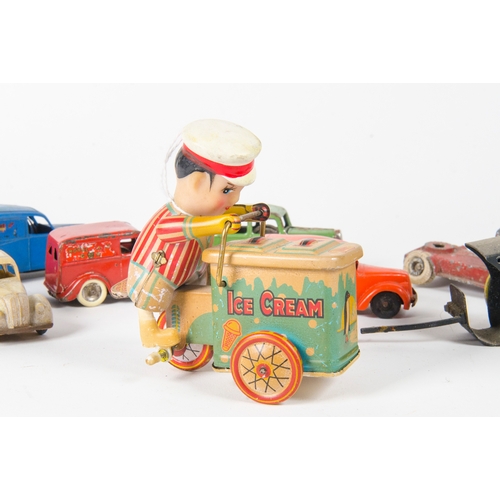 881 - Tinplate clockwork ice cream vendor with 5 Triang Minic vans and cars + 2 loose. Conditions AF.