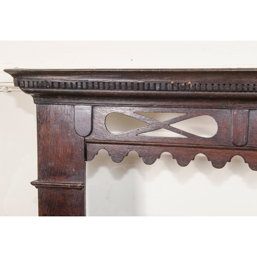 450 - An antique oak plate rack dresser back with carved sides, cut and pierced apron and carved cornice, ... 