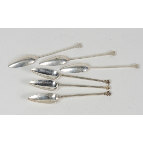 72 - Set of 6 long handled silver grapefruit spoons, designed in a Albany pattern.
94 grams.