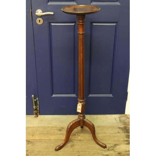 254 - A Mahogany Torch stand resting on tripod base.