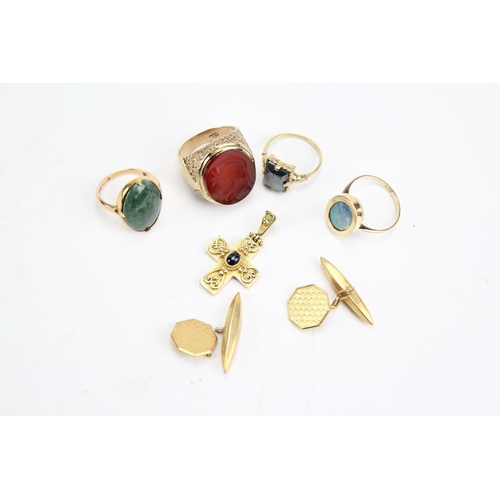 125 - A quantity of jewellery, including a Chinese gold ring set with a green stone, a cross set with a bl... 