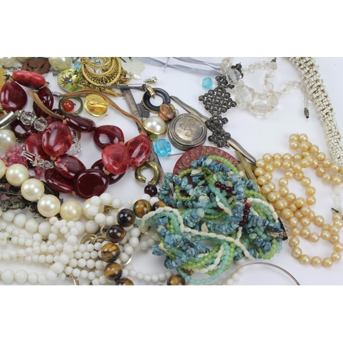 42 - A collection of costume jewellery to include pearls, chokers, brooches, shell necklace, etc..