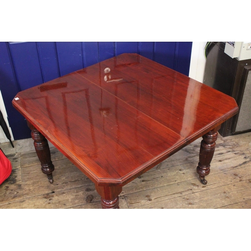 373 - A Large Extending Dining Room Table with an extending leaf & Original Handle on carved legs & castor... 