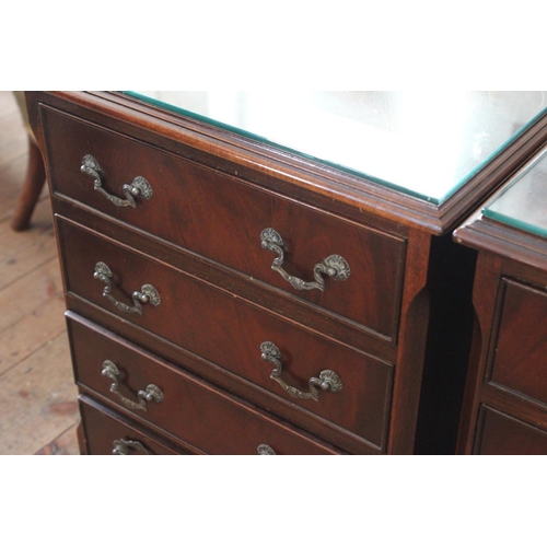 396 - A pair of side tables with 4 drawers and glass tops. Measuring: 17.5 inches across x 13 inches deep ... 